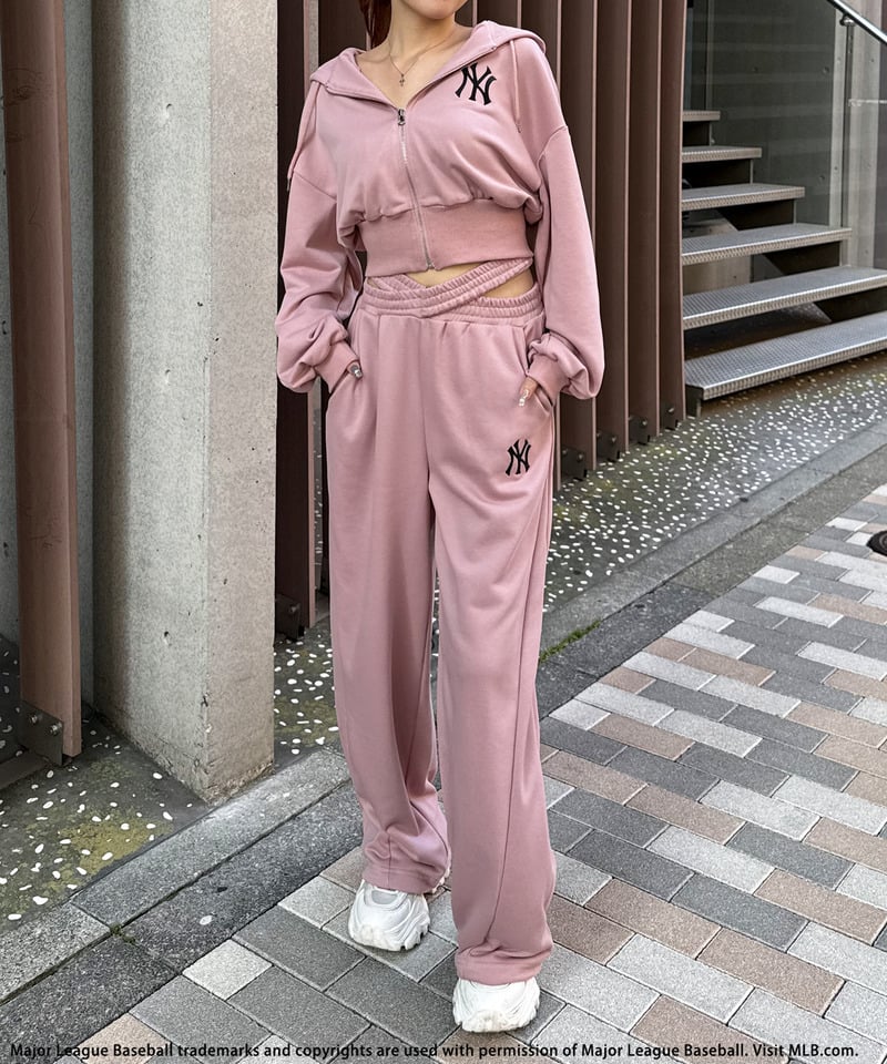 【MLB】刺しゅうロゴウエストカットバレルレッグスウェットパンツ ホワイト F