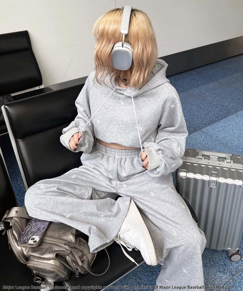 【MLB】総柄刺しゅうロゴフーディセットアップ ブラウン F