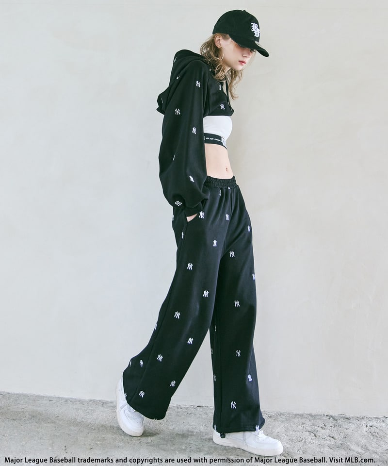 【MLB】総柄刺しゅうロゴフーディセットアップ ブラウン F