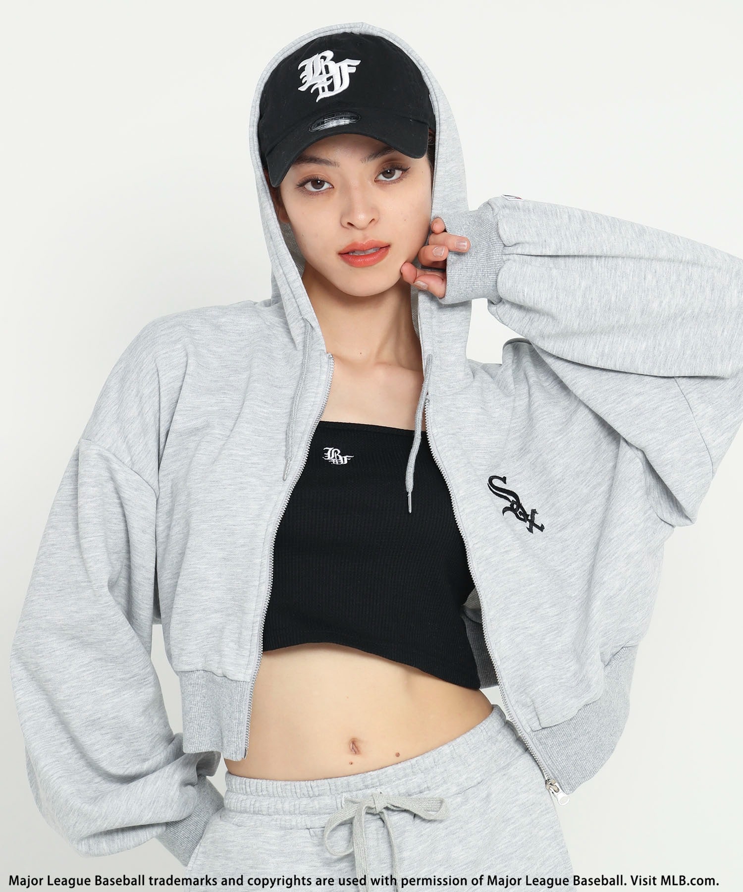 【MLB】ロゴ刺繍コンパクトZIPパーカー グレー F