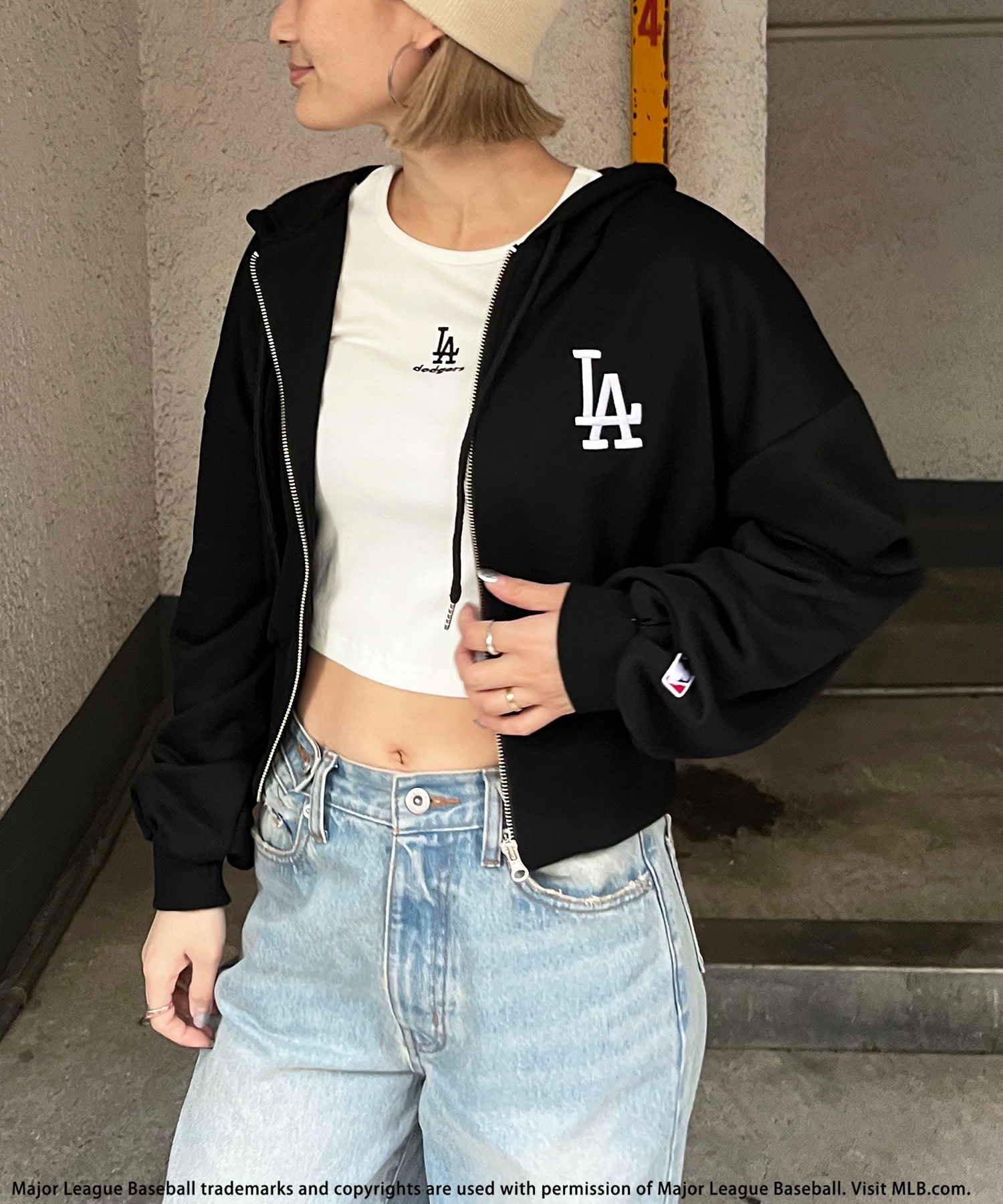 【MLB】刺繍ロゴショートZIPパーカー ブラック F