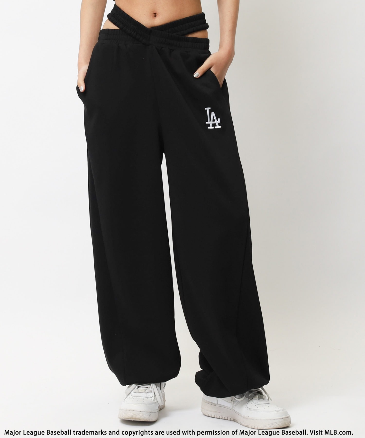 【MLB】刺しゅうロゴウエストカットバレルレッグスウェットパンツ ブラック F