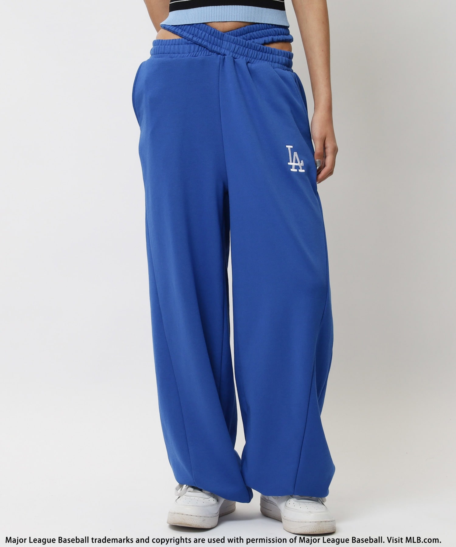 【MLB】刺しゅうロゴウエストカットバレルレッグスウェットパンツ ブルー F