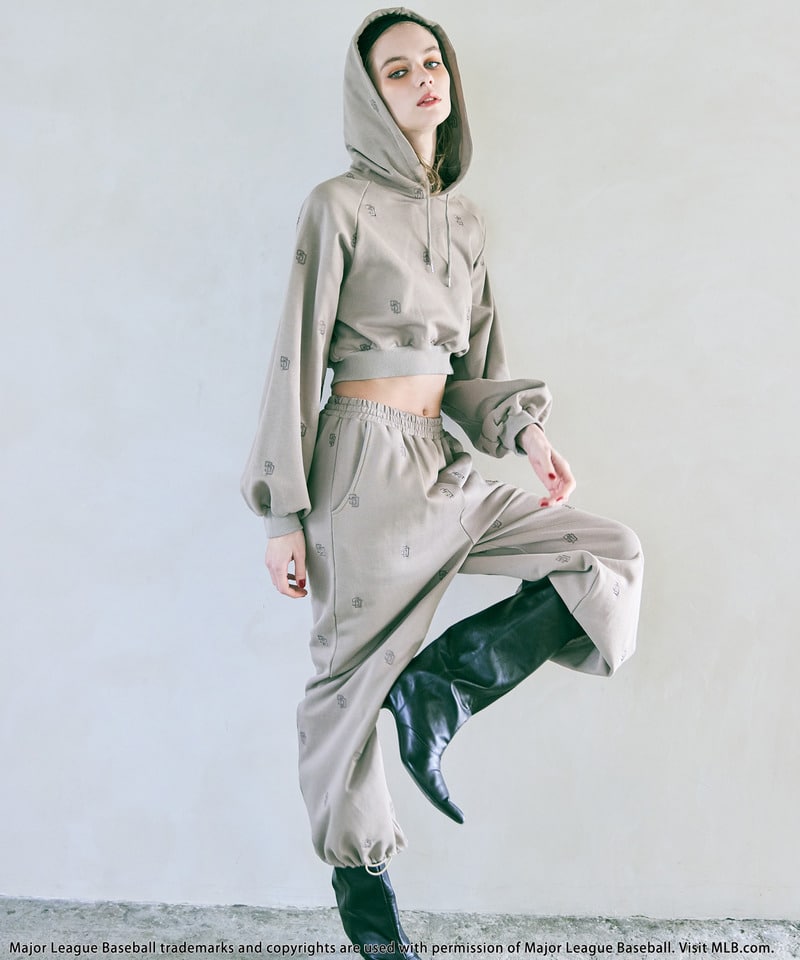 【MLB】総柄刺しゅうロゴフーディセットアップ ブラウン F