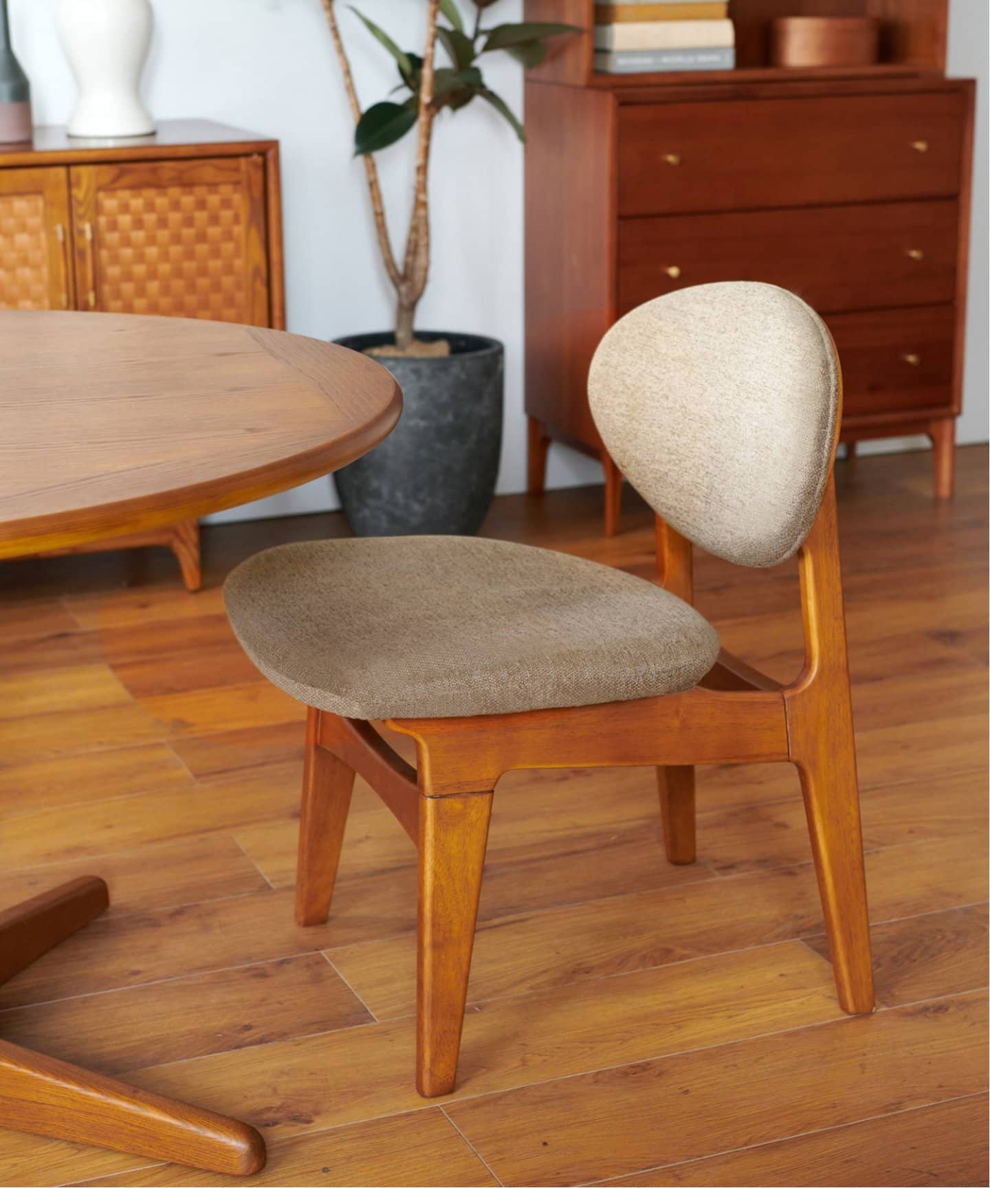 【送料お得な低価格/完成品】TRESTLES LOUNGE CHAIR(BE)　トラッセルラウンジチェア ベージュ　704