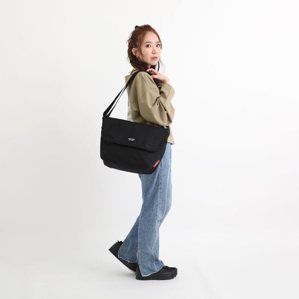 NY Messenger Bag JR Back Pocket W/ Divider Magnet Black Ｍ