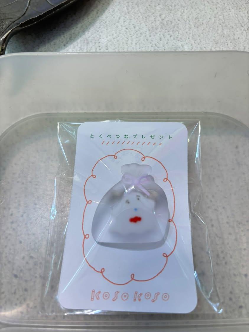 kosokosoとくべつなプレゼント　ブローチ