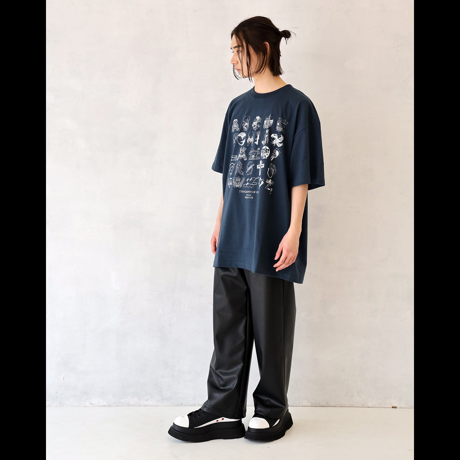 TYPOGRAPHY OF EVA index T-Shirt β (SLATE×WHITE) SLATE×WHITE M