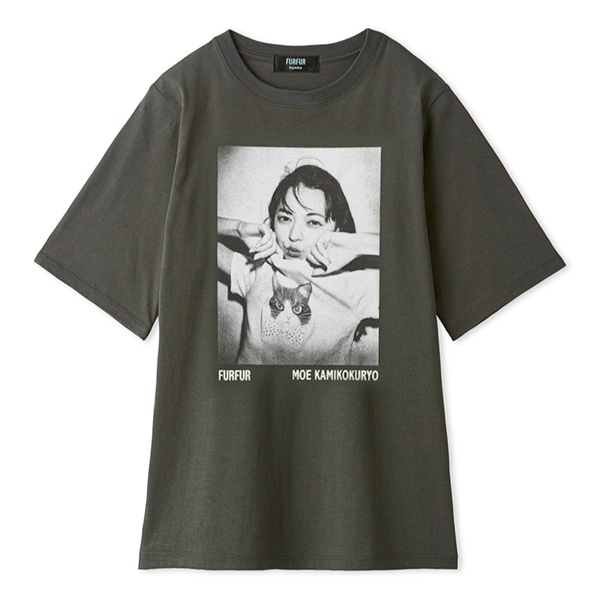 上國料萌衣コラボ　モノクロポートレートメモリアルTシャツ CGRY 0