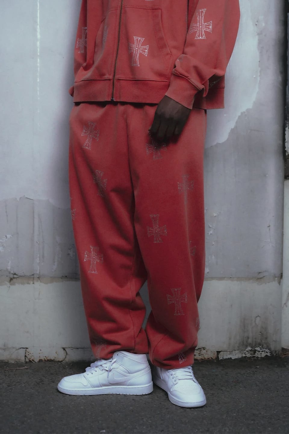UNKNOWNLONDON/アンノウンロンドン/ Outline Cross Rhinestone Sweat Pants RED S