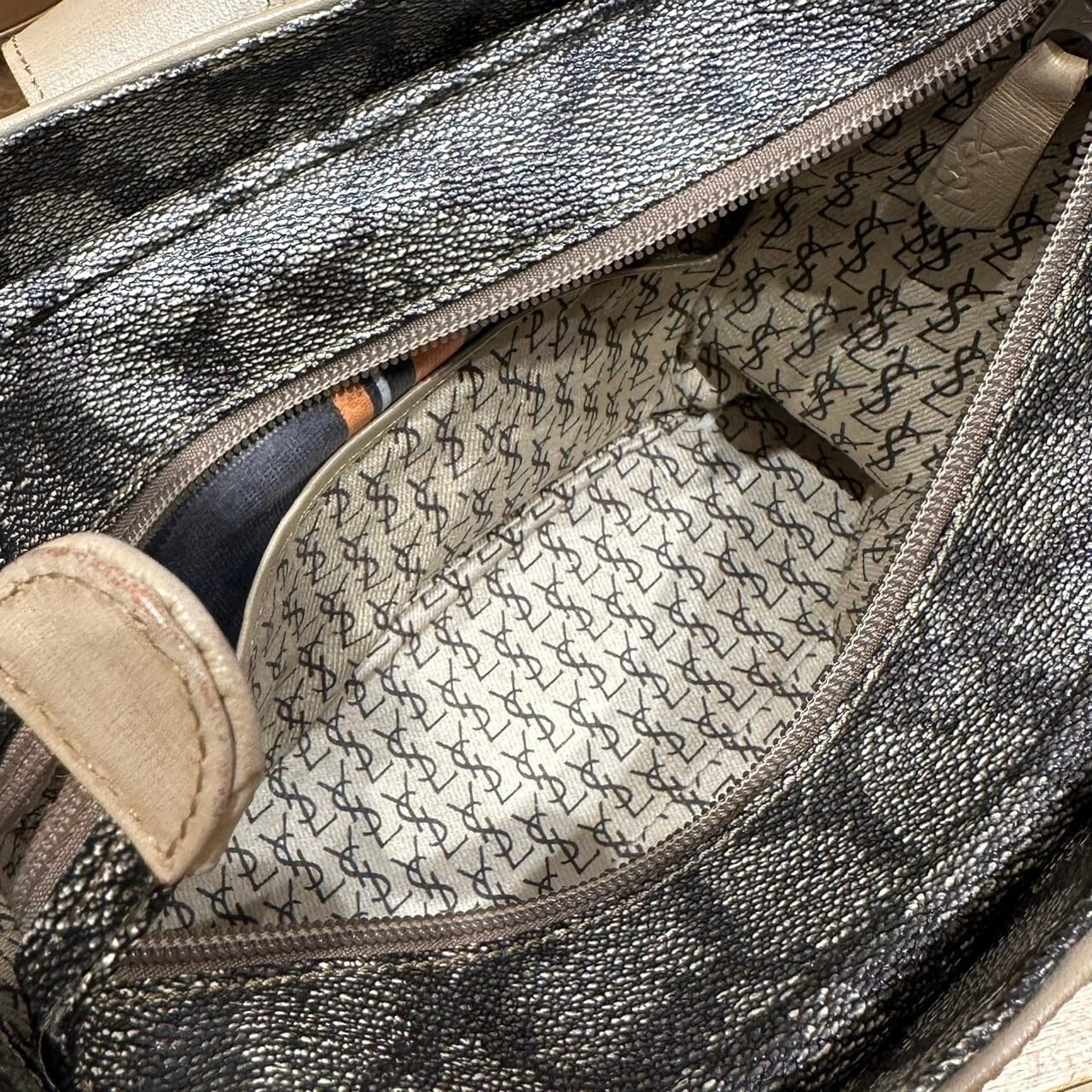 vintage YVES SAINT LAURENT〈イヴ・サンローラン〉ショルダーバッグ