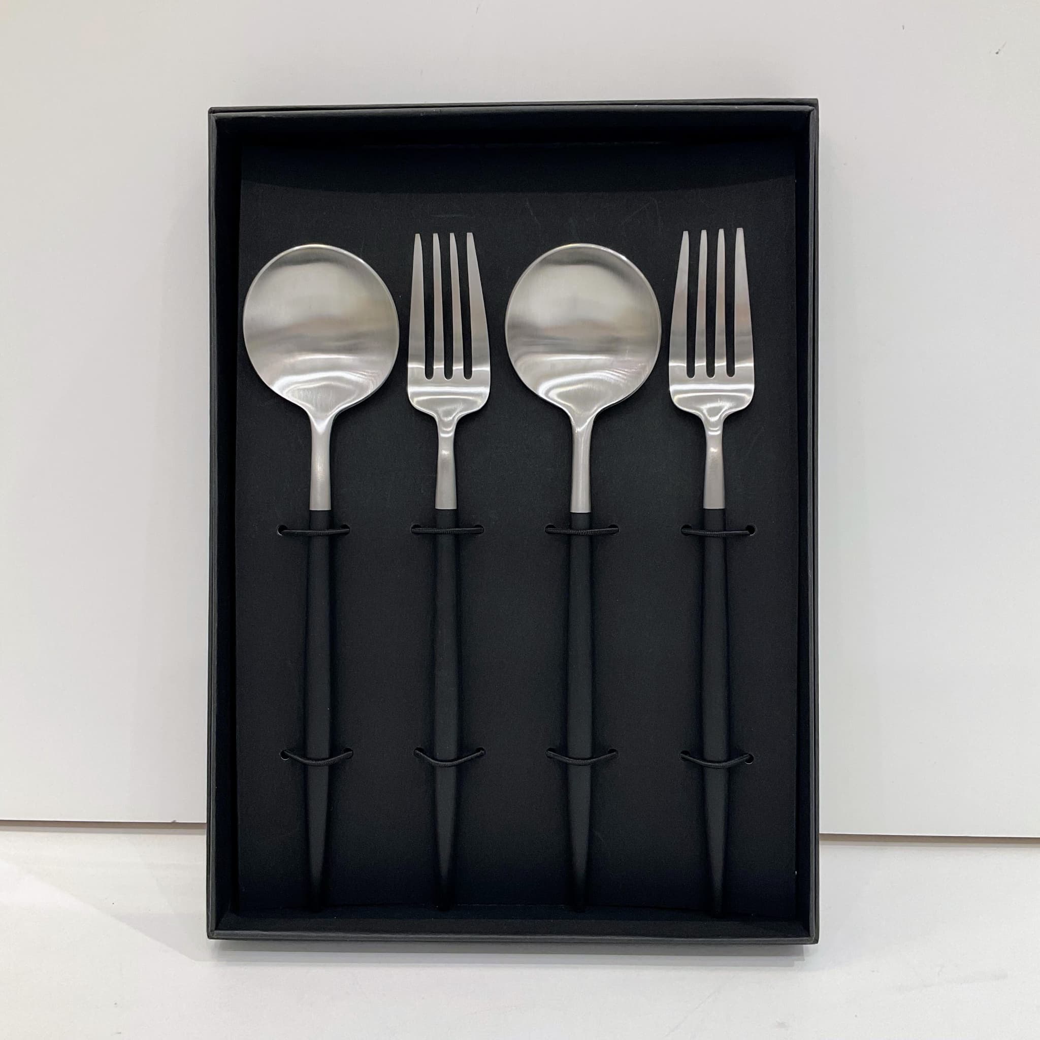 クチポール GOA テーブル4点セット ブラック×シルバー BOXあり（Cutipol GOA）G-130 ブラック×シルバー