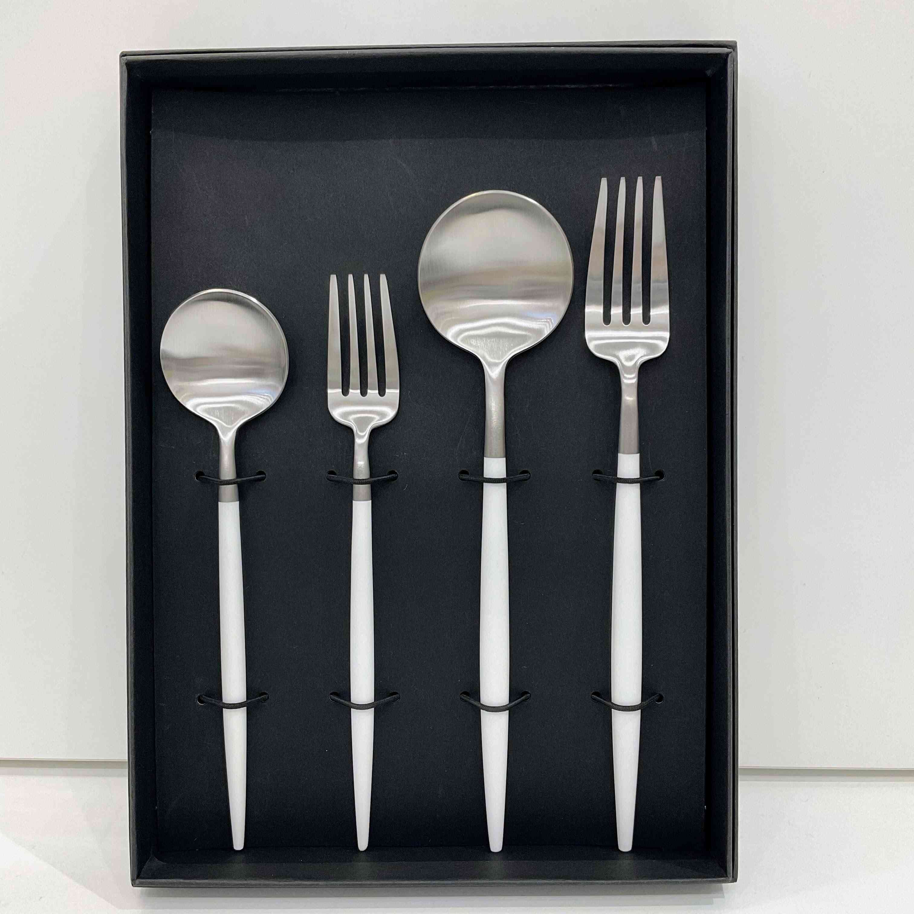 クチポール GOA アソート4点セット ホワイト×シルバー BOXあり（Cutipol GOA）G-136 ホワイト×シルバー