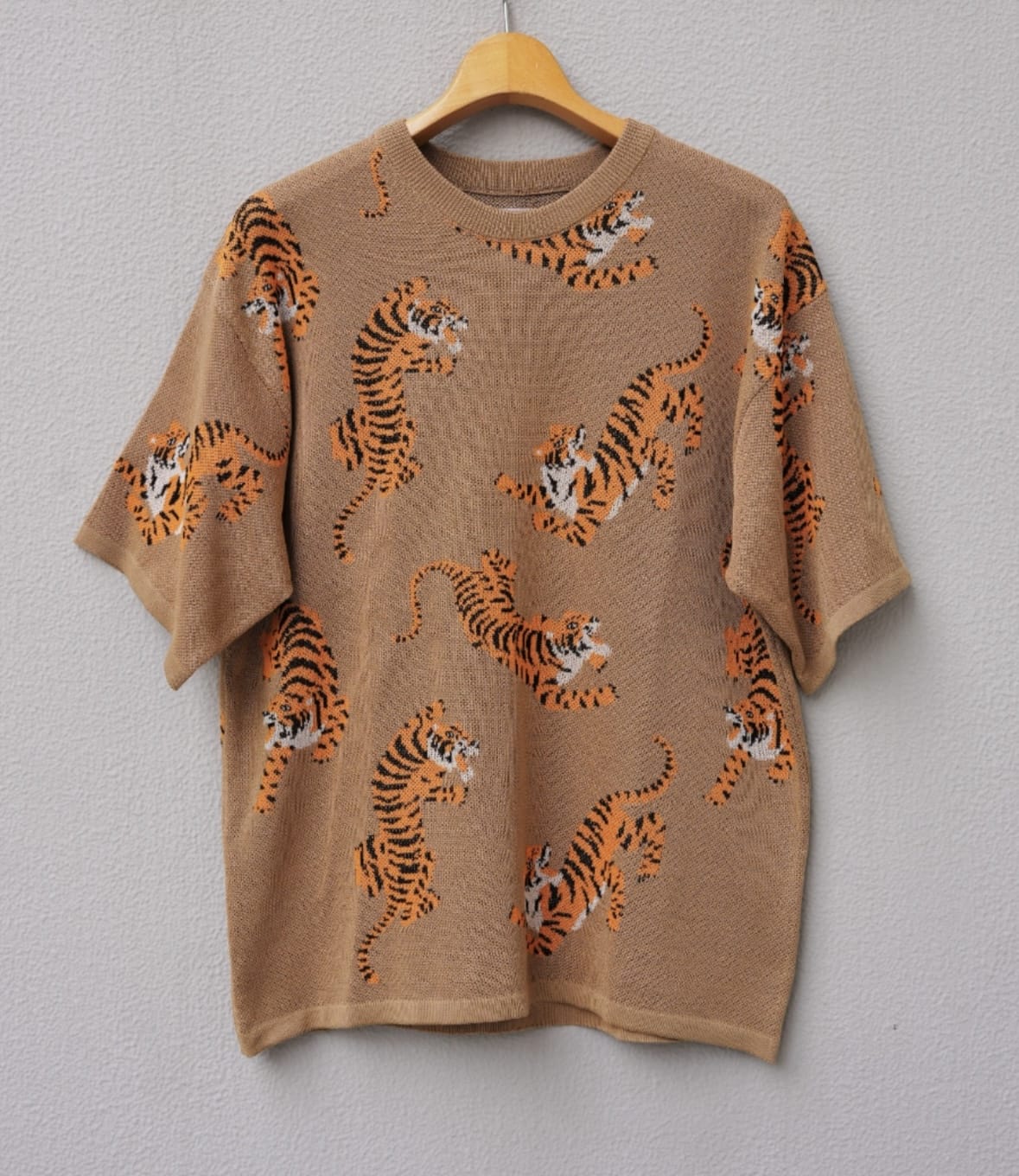 B omnivore/ビーオムニボー  RNトラ総柄WJQD クルーネックS/S ベージュ M