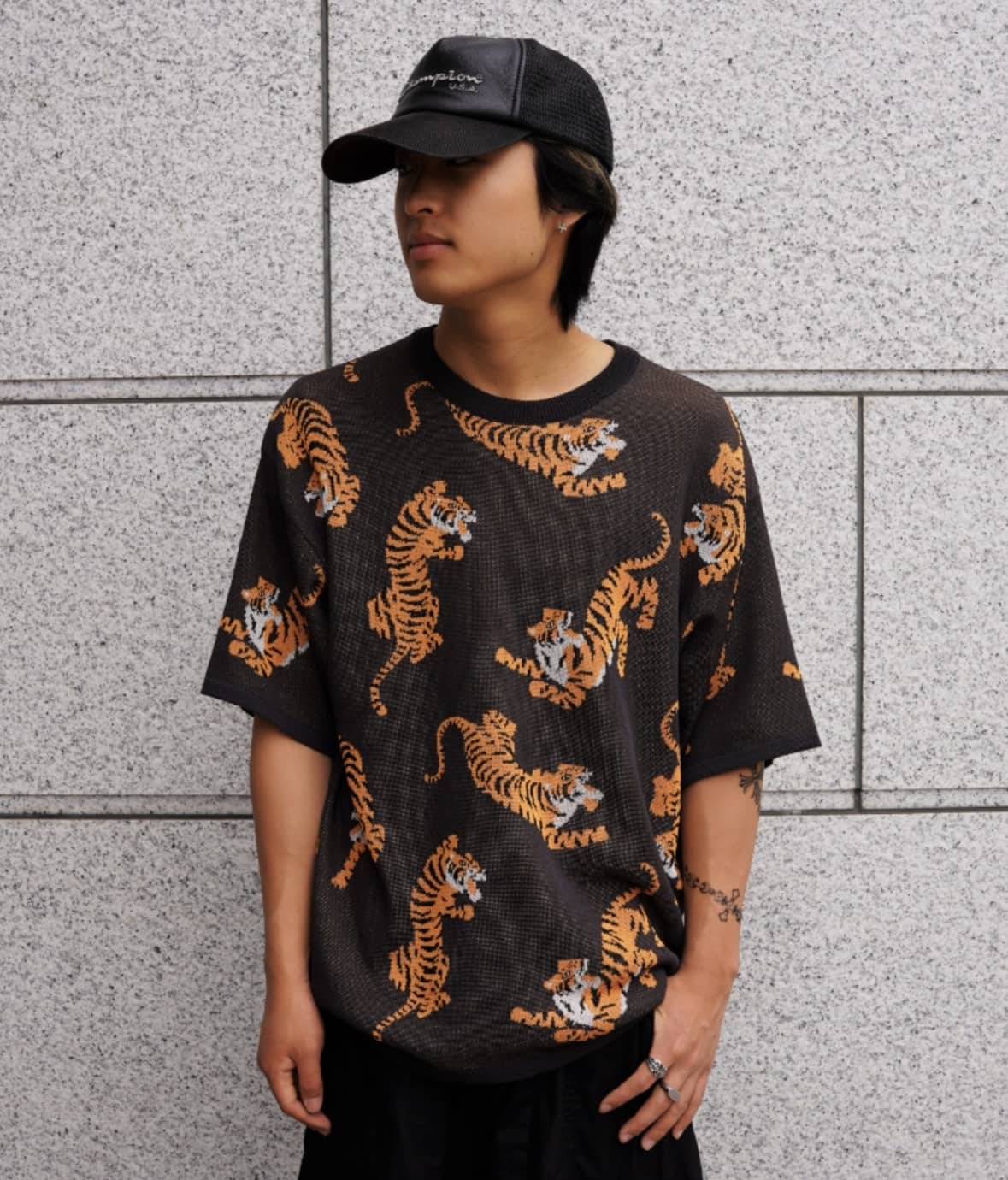 B omnivore/ビーオムニボー  RNトラ総柄WJQD クルーネックS/S チャコールグレー M