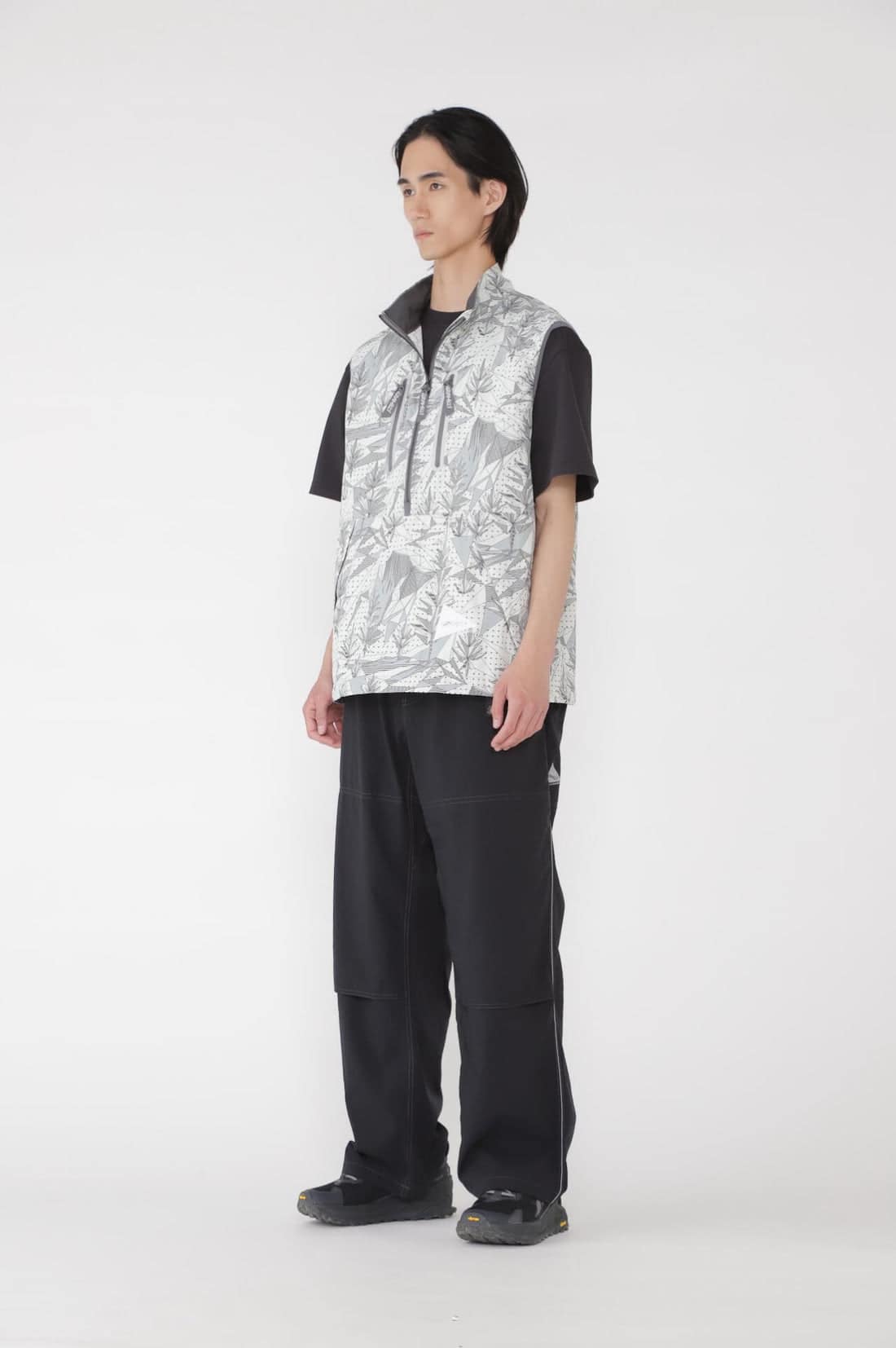 GRAMICCI × and wander brushed nylon vest/グラミチ×アンドワンダー　ブラッシュドナイロンベスト グレー M