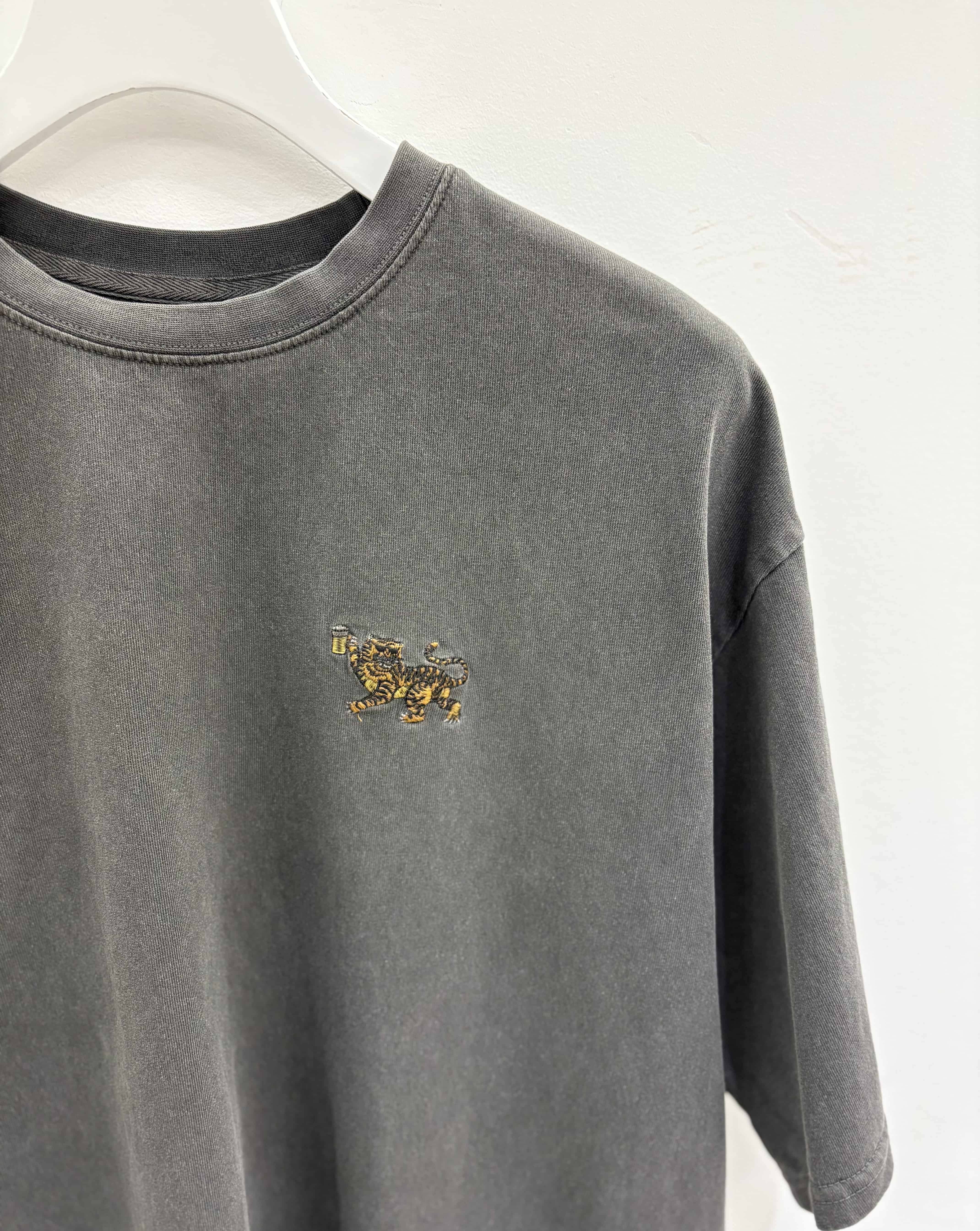 B omnivore/ビーオムニボー/BO 天竺ピグメント ワンポイント トラ刺繍 SS Tシャツ　刺繍　虎　ビール BLACK M