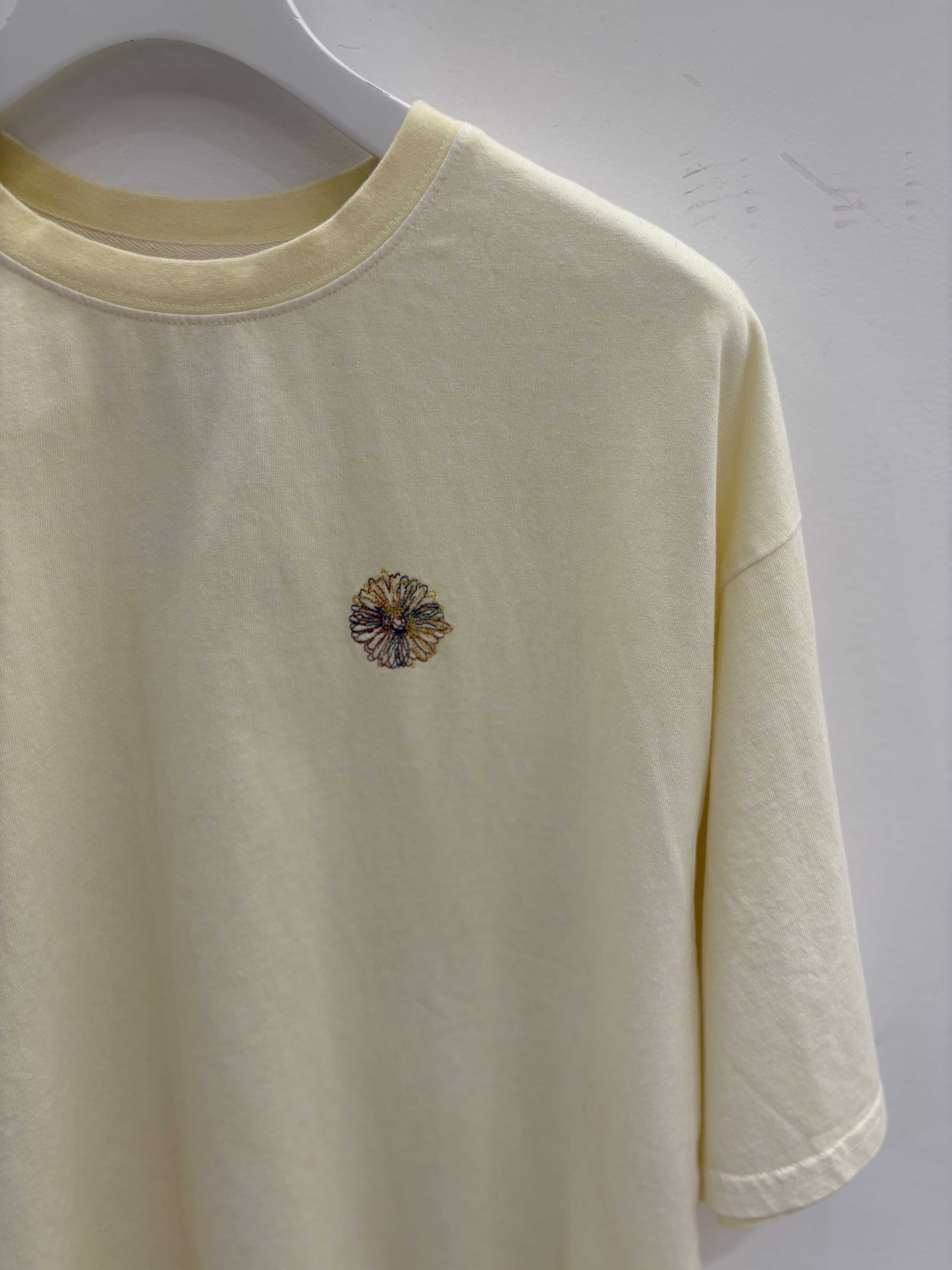 B omnivore/ビーオムニボー/BO 天竺ピグメント ワンポイント フラワー刺繍 SS Tシャツ　刺繍　花 IVORY M