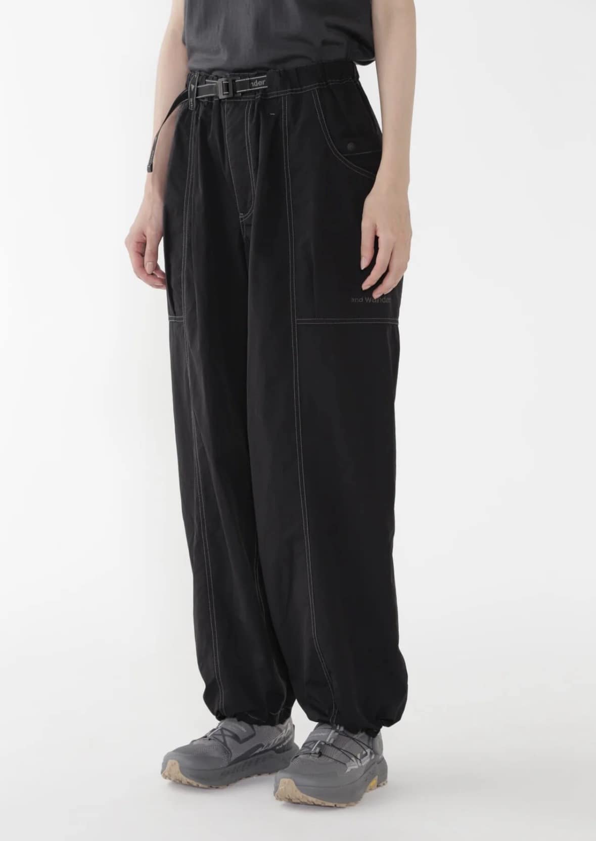 and wander/アンドワンダー/crinkled nylon pants ナイロンパンツ BLACK M
