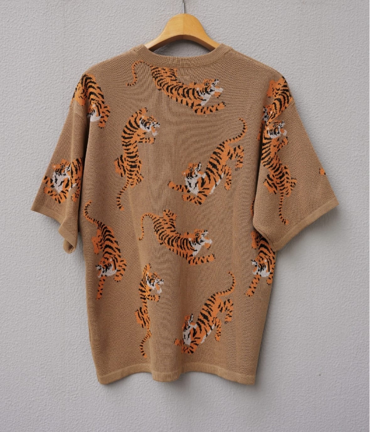 B omnivore/ビーオムニボー  RNトラ総柄WJQD クルーネックS/S ベージュ M