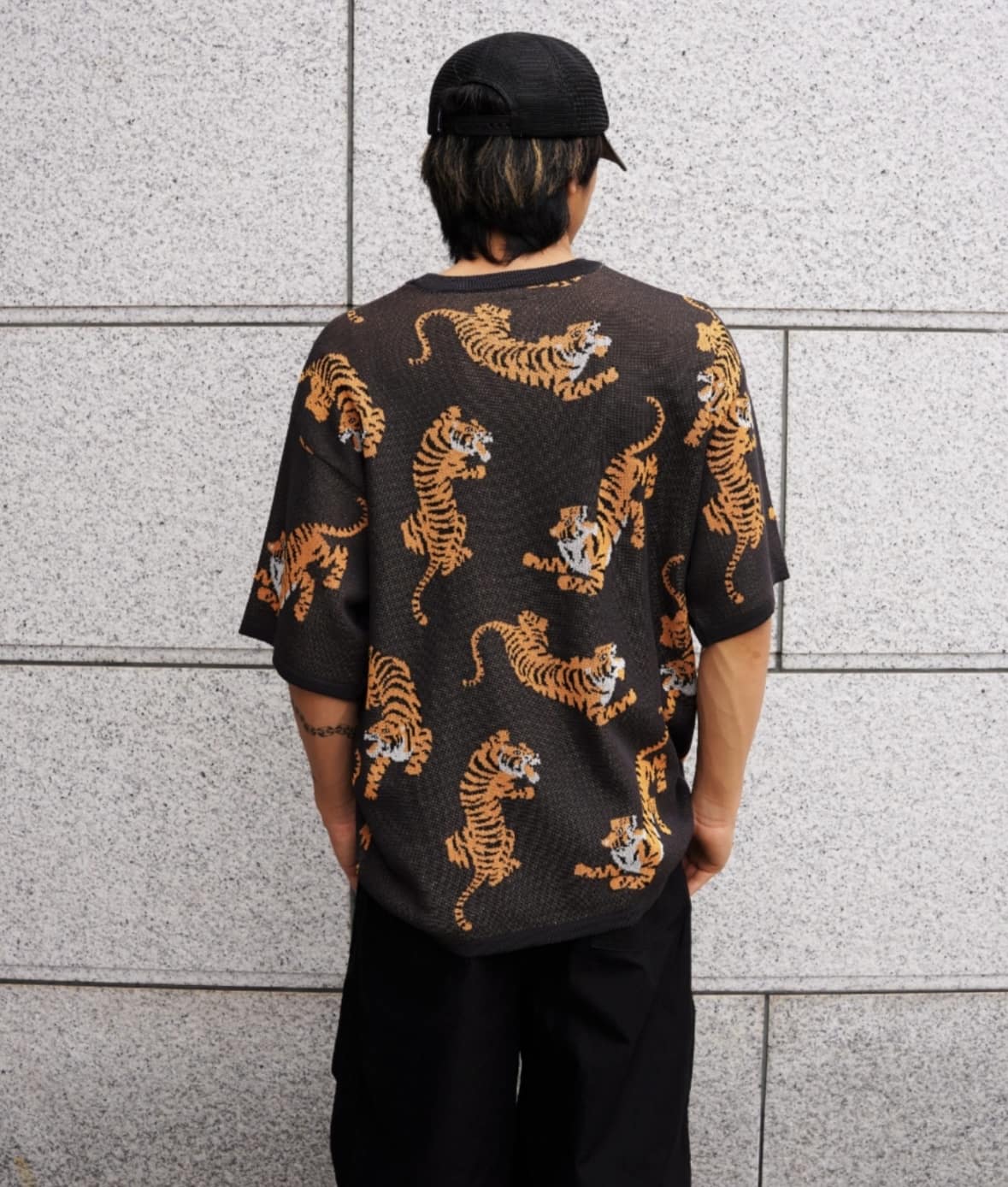 B omnivore/ビーオムニボー  RNトラ総柄WJQD クルーネックS/S チャコールグレー M