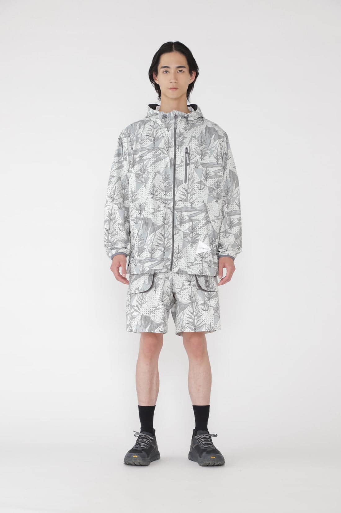 GRAMICCI × and wander brushed nylon jacket/グラミチ×アンドワンダー　ブラッシュドナイロンジャケット グレー M