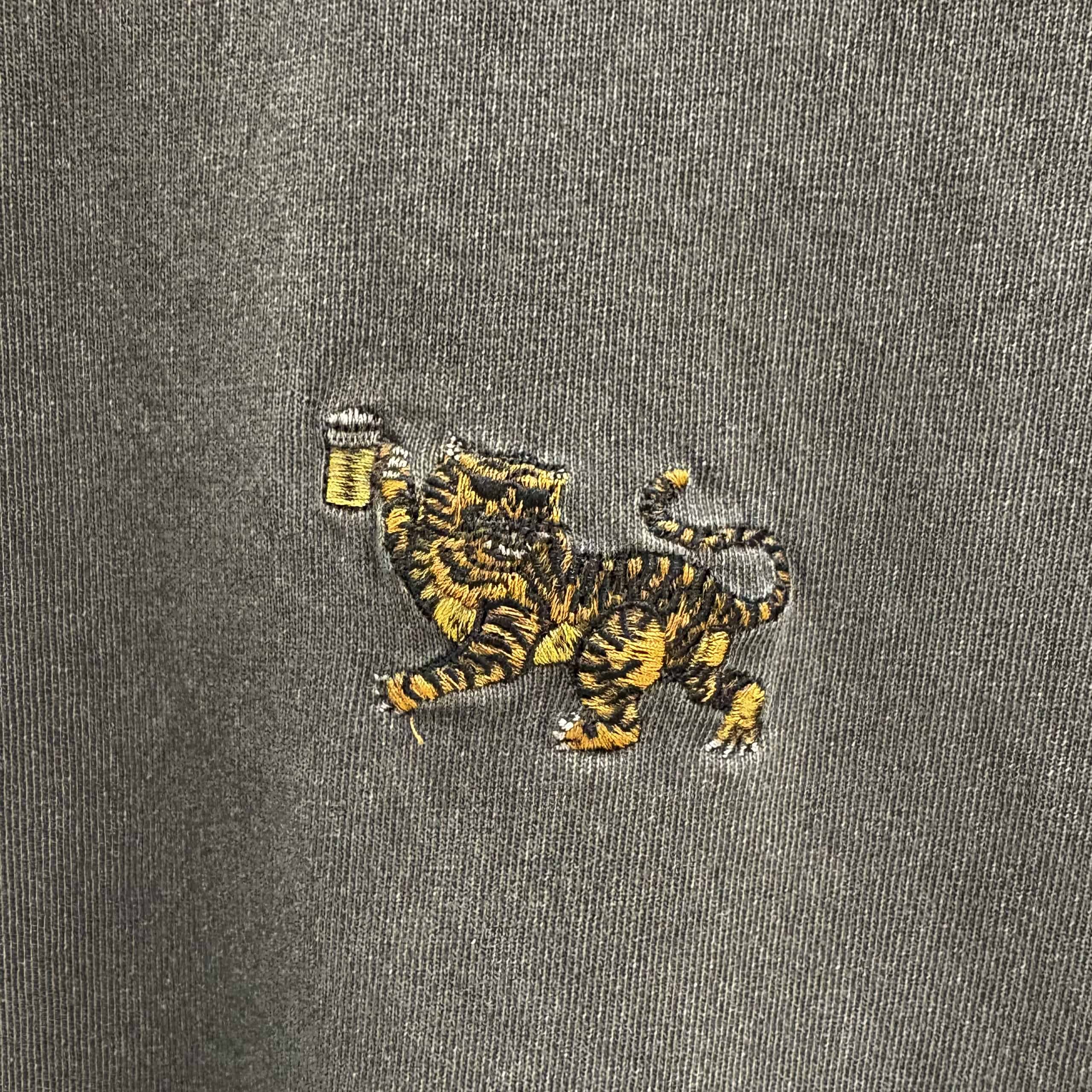 B omnivore/ビーオムニボー/BO 天竺ピグメント ワンポイント トラ刺繍 SS Tシャツ　刺繍　虎　ビール BLACK M