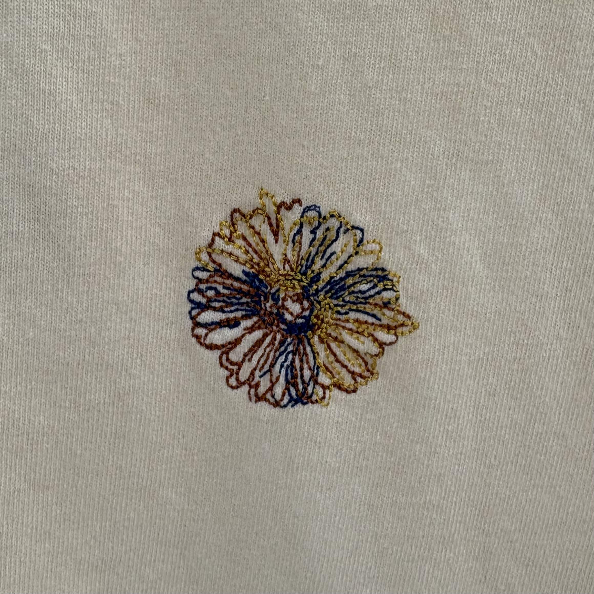 B omnivore/ビーオムニボー/BO 天竺ピグメント ワンポイント フラワー刺繍 SS Tシャツ　刺繍　花 IVORY M