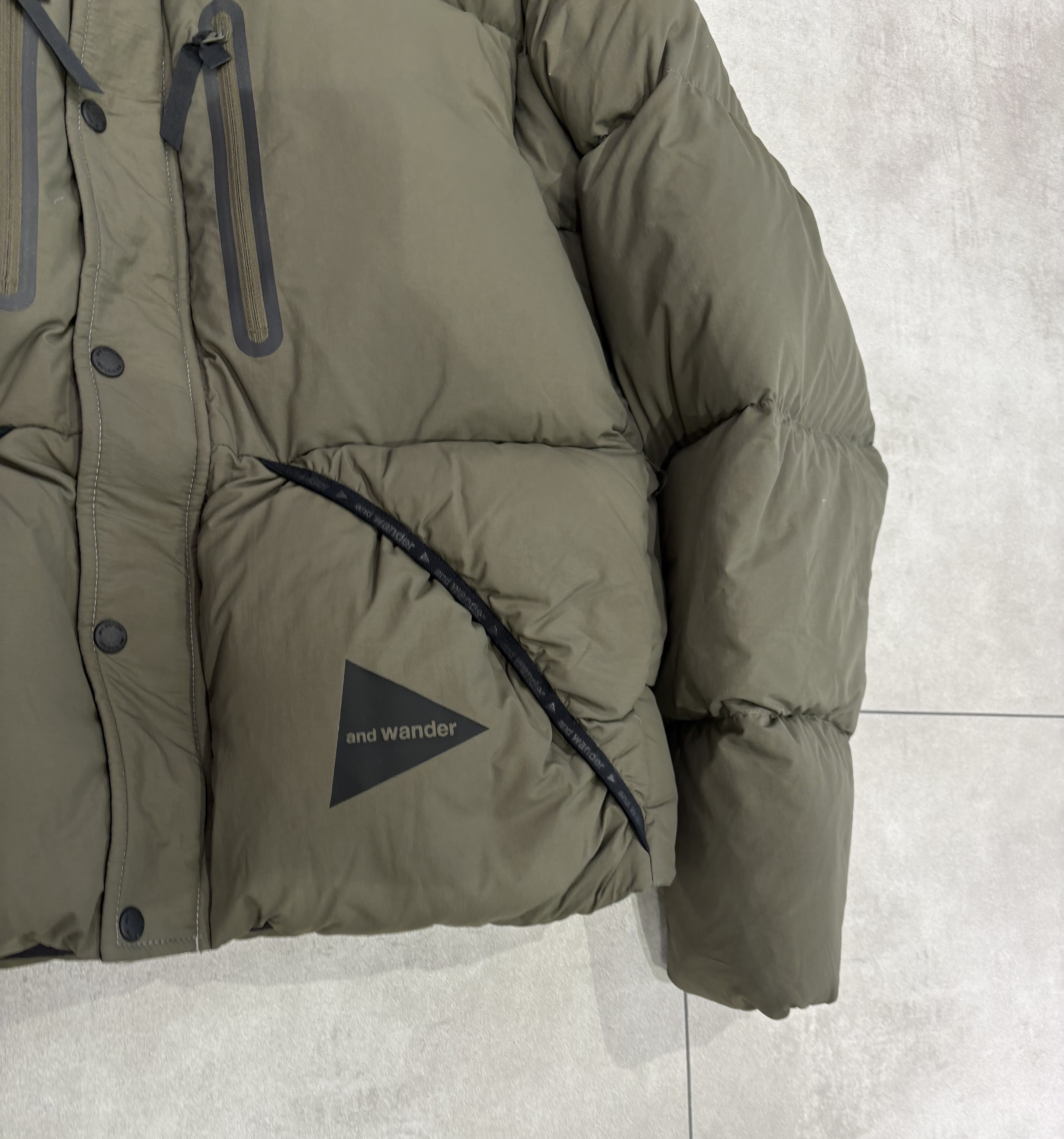 and wander/アンドワンダー/puffer down jacket　パファーダウンジャケット カーキ M