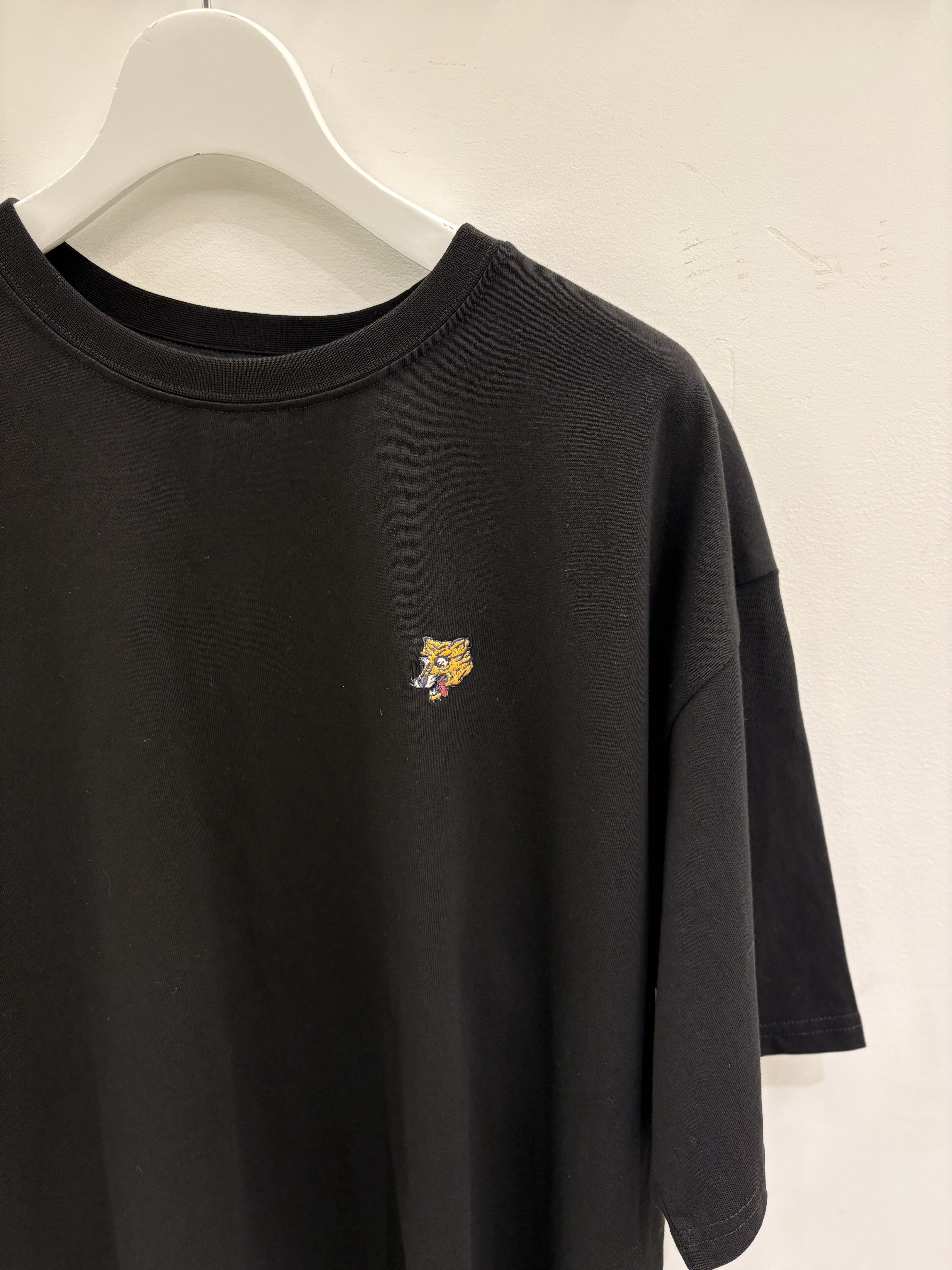 B omnivore/ビーオムニボー/16/10 E天竺 トラ刺繍 S/S TEE ブラック M