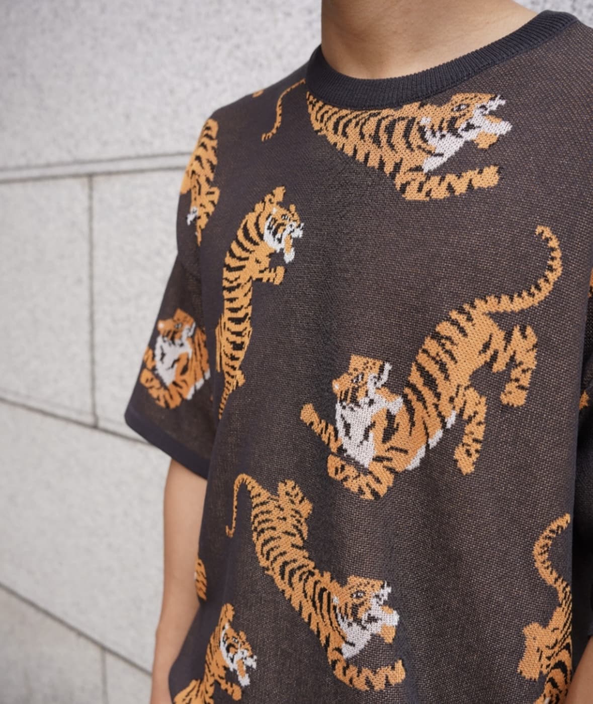 B omnivore/ビーオムニボー  RNトラ総柄WJQD クルーネックS/S チャコールグレー M