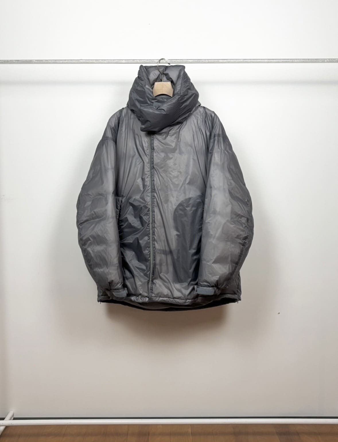 is-ness×Y(dot) BY NORDISK/イズネス×ワイドットバイノルディスク/DOWN PUFFER JACKET CHARCOAL M