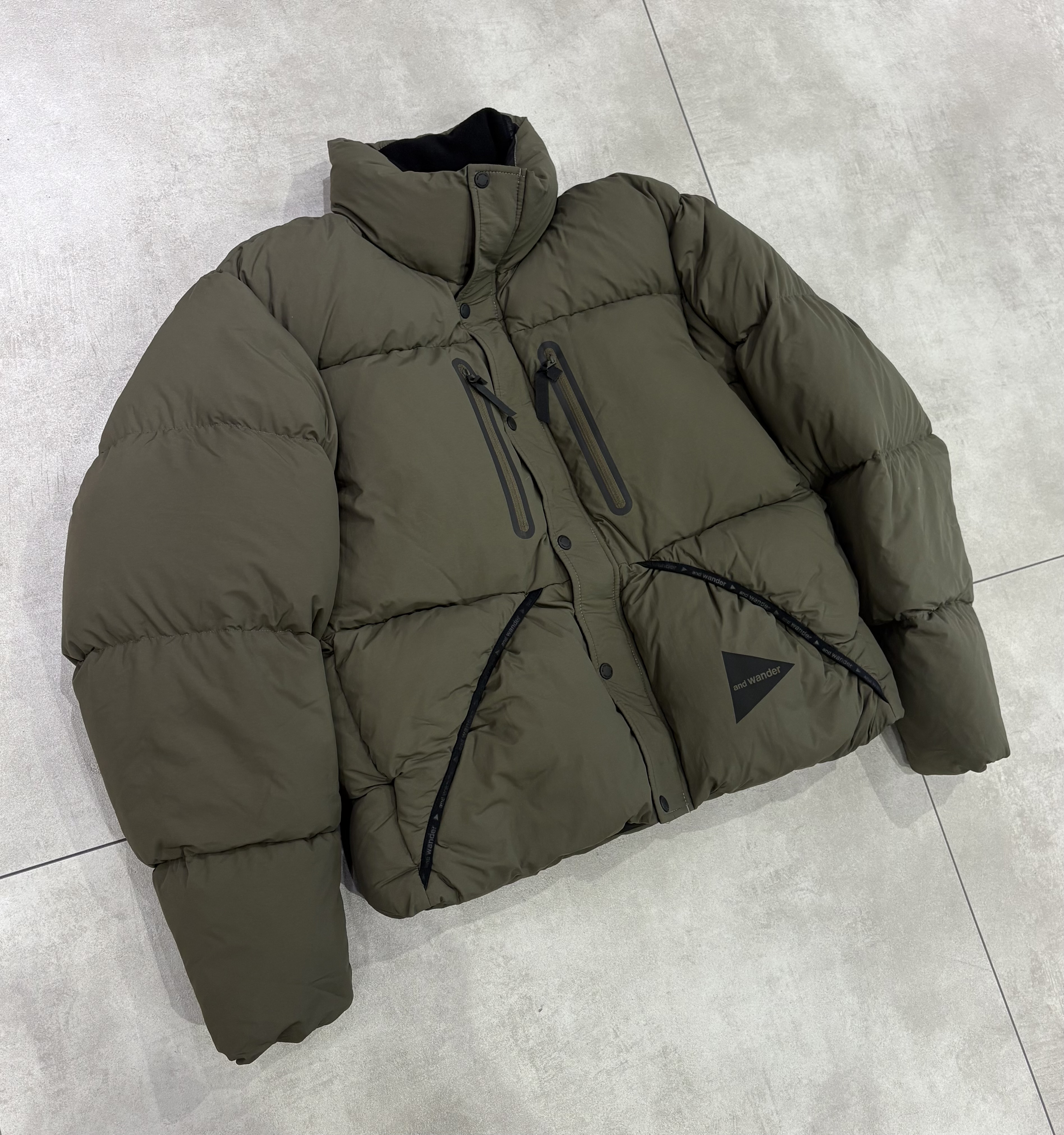 and wander/アンドワンダー/puffer down jacket　パファーダウンジャケット カーキ M
