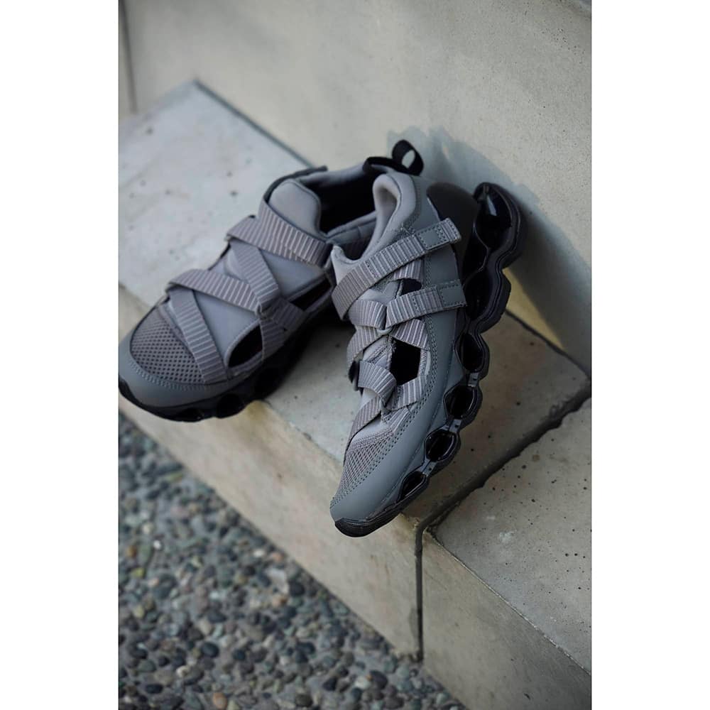 mizuno/ミズノ　WAVE PROPHECY Strap/ウェーブプロフェシーストラップ　サンダル グレー 24.0cm