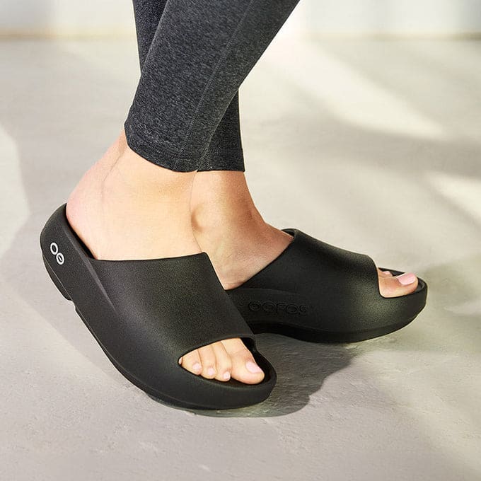 OOFOS/ウーフォス　OOAHH PLUS ウーアープラス　リカバリーサンダル BLACK 23cm