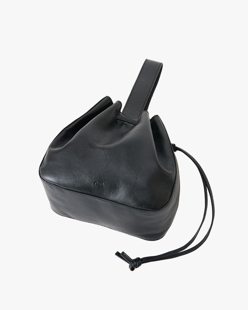 ONE.  ONE HANDLE LEATHER HAND BAG -BLACK- BLACK ONE SIZE