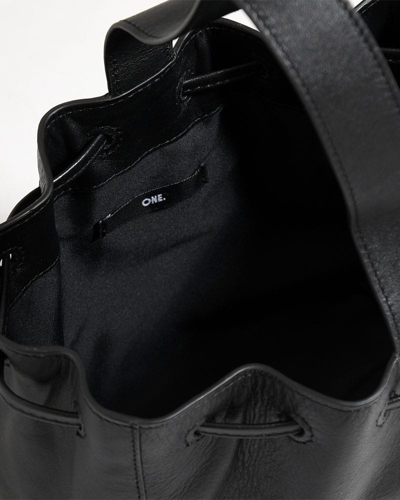 ONE.  ONE HANDLE LEATHER HAND BAG -BLACK- BLACK ONE SIZE