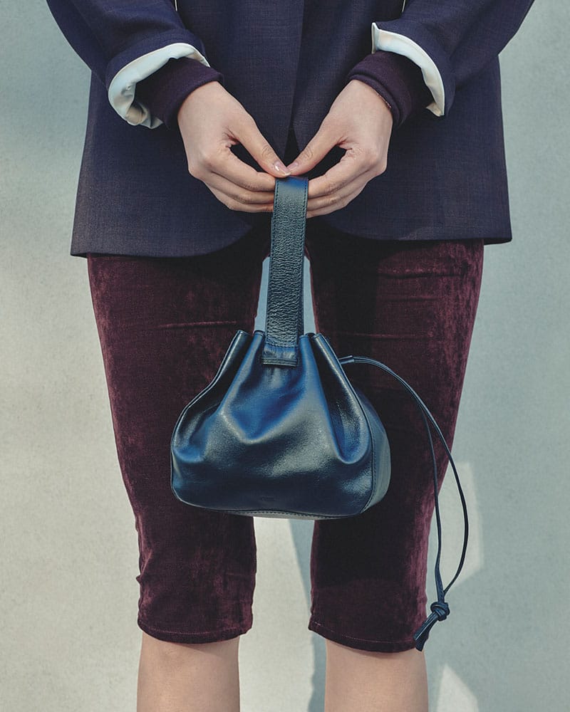 ONE.  ONE HANDLE LEATHER HAND BAG -BLACK- BLACK ONE SIZE