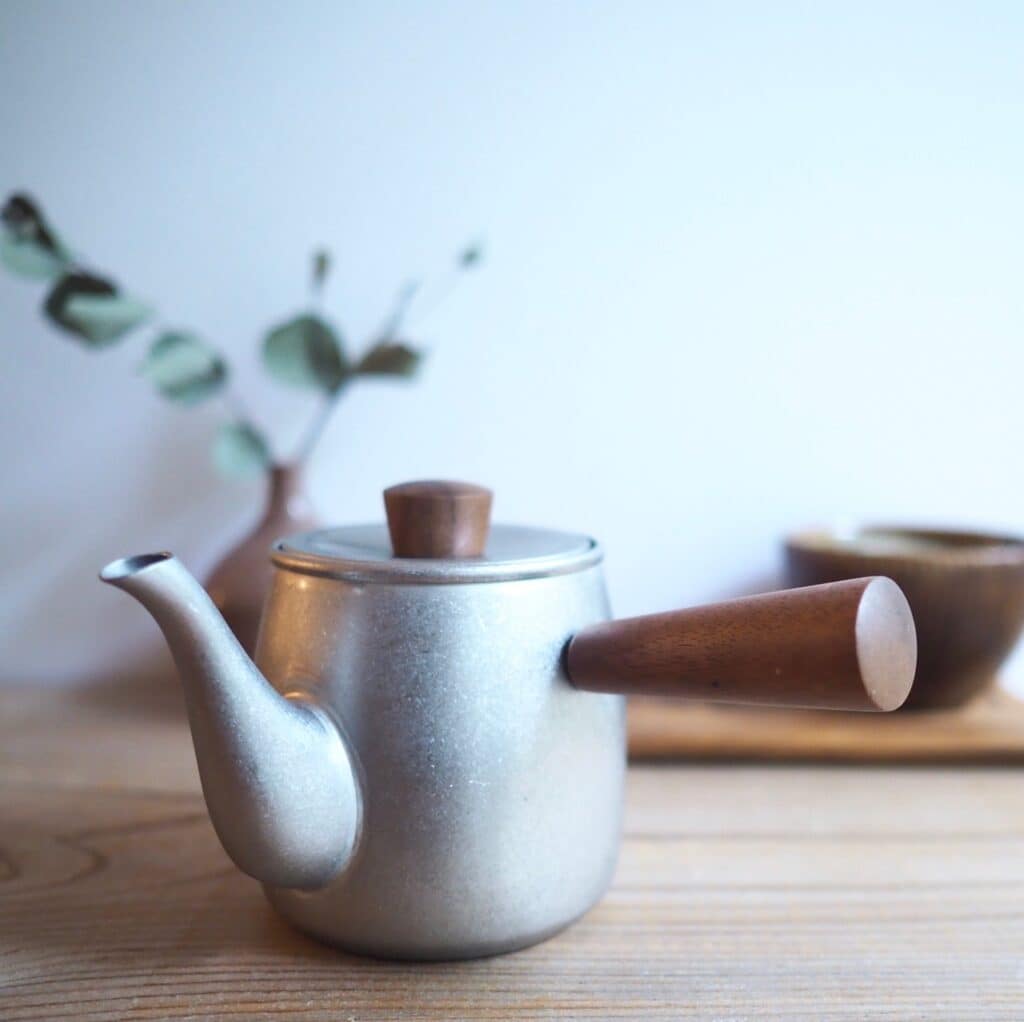 ツマミやハンドルには天然木を使用しており、温かみが感じられます。