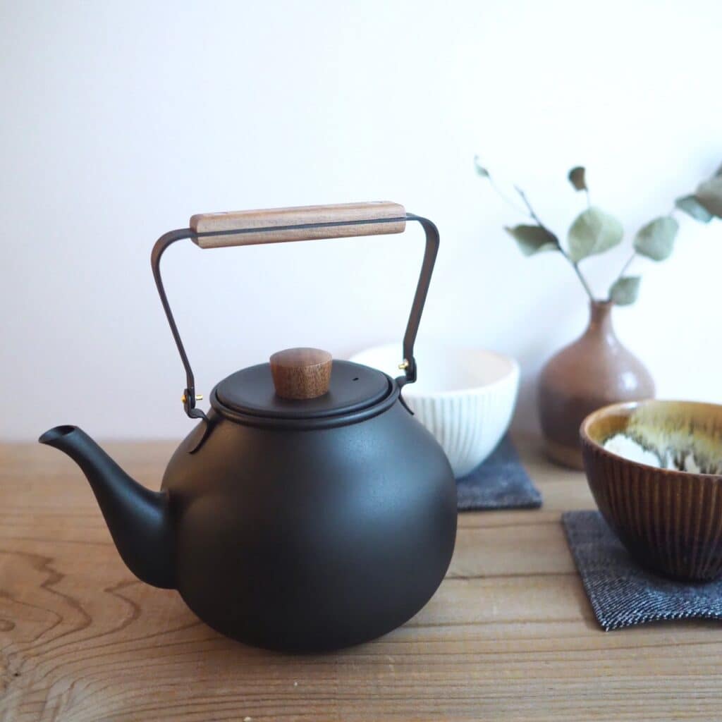 ツマミやハンドルには天然木を使用しており、温かみが感じられます。