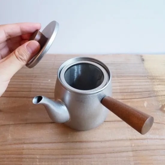 重量は190gと軽量で扱いやすく、内側には茶こし網が付いています。