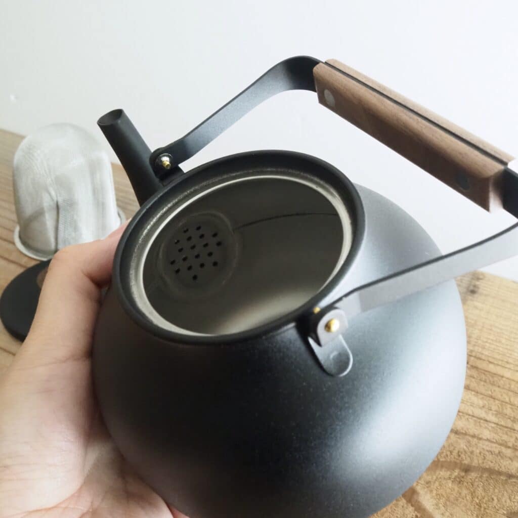 ハンドルは左右180度に倒せる仕様で、茶こし網が付いています。