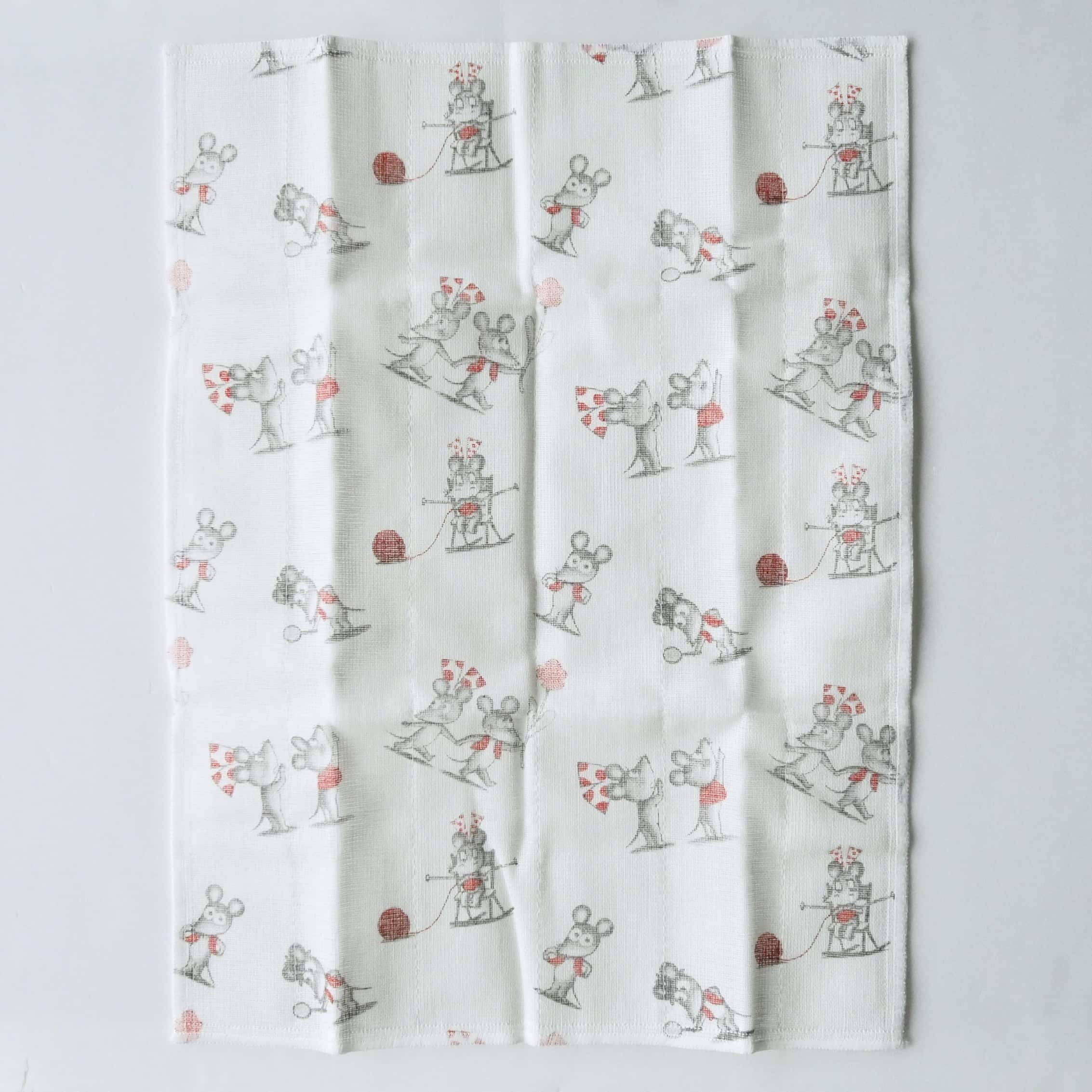 赤いチョッキを着たねずみくんが可愛らしい。