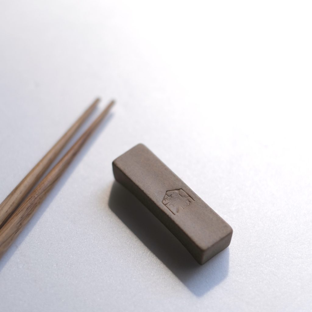 箸蔵まつかん　八角箸（箸置き・箱付） 雲色