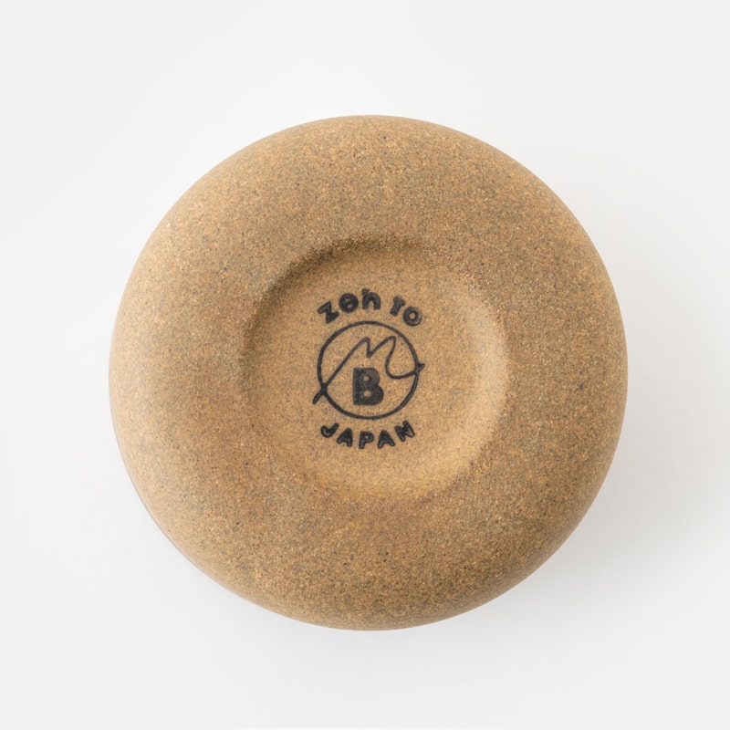 底面には「MERCI BAKE」のロゴマークも入っています。