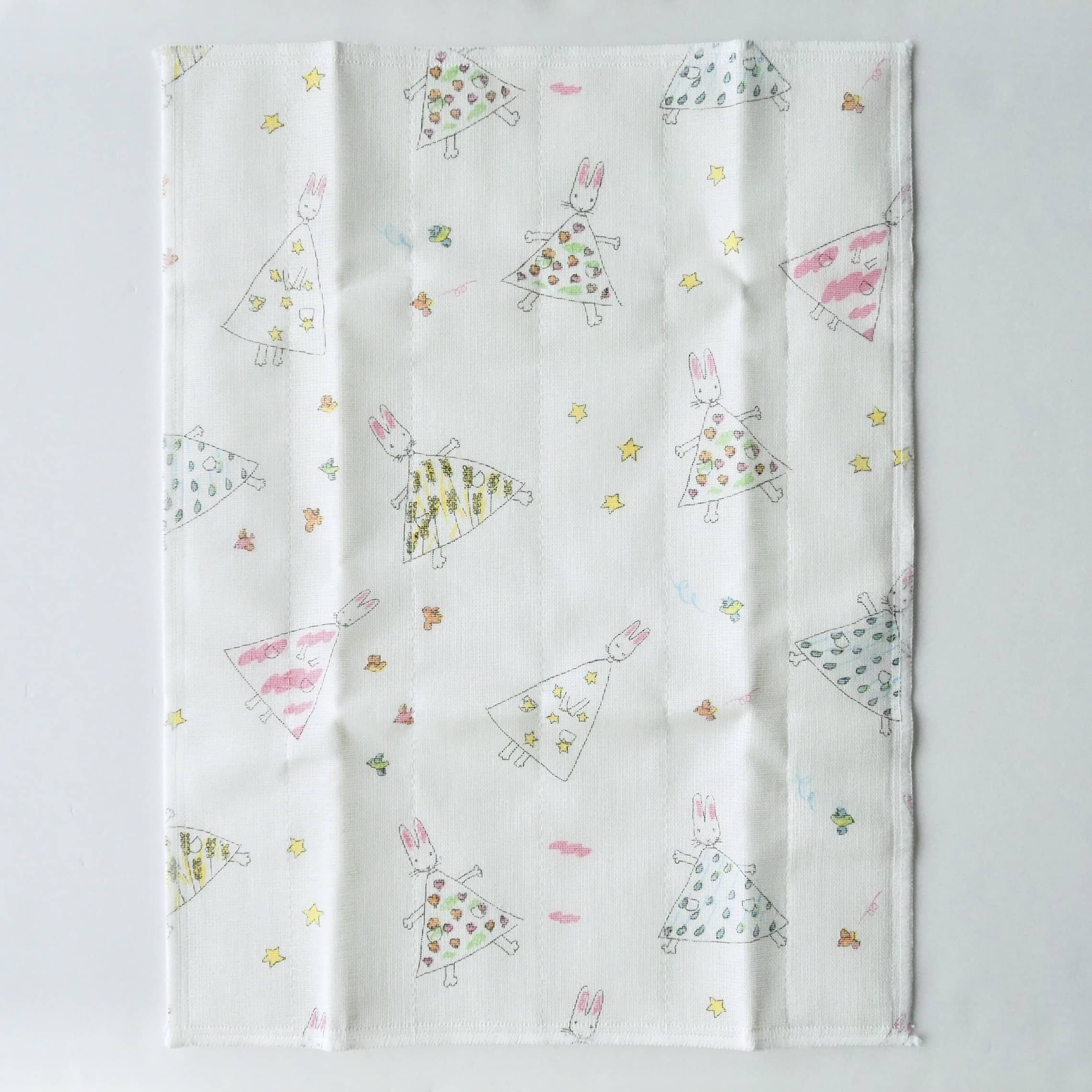 うさぎさんのワンピースの模様が次々と変わります。