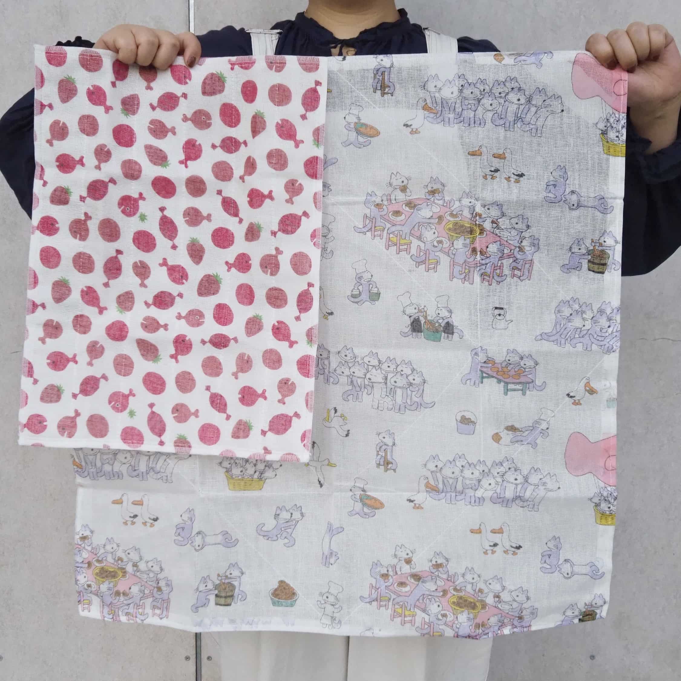 ＜比較＞11ぴきのねこ（花ふきん） きんぎょがにげた（かや織ふきん）