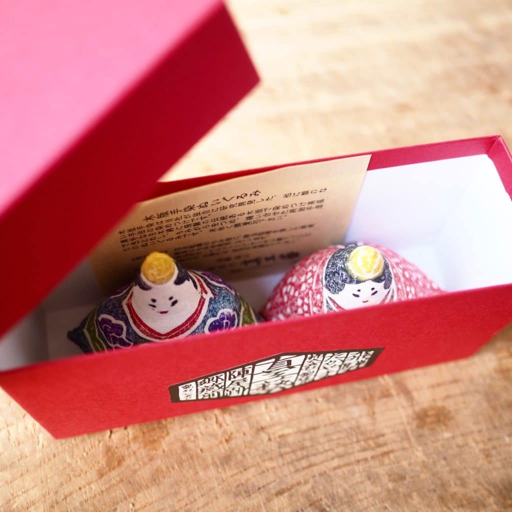 雛台としても利用可能な赤い紙箱入りで、収納もコンパクトに。