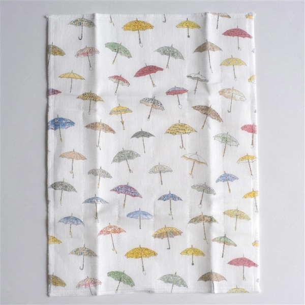 パッと大きく開く、傘たちのシルエット。