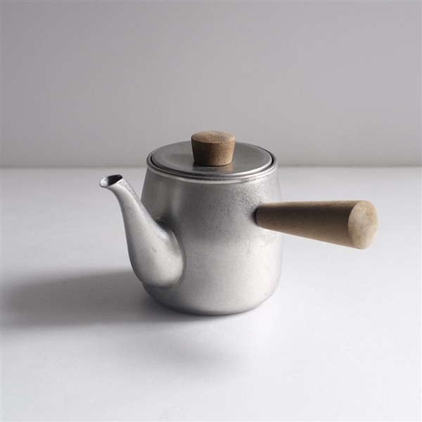 表面に加工を施し、アンティークな質感を表現しています。